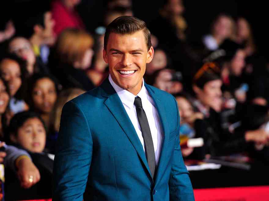 Alan Ritchson Used This ‘Killer’ Arm Workout to Get Jacked for Reacher