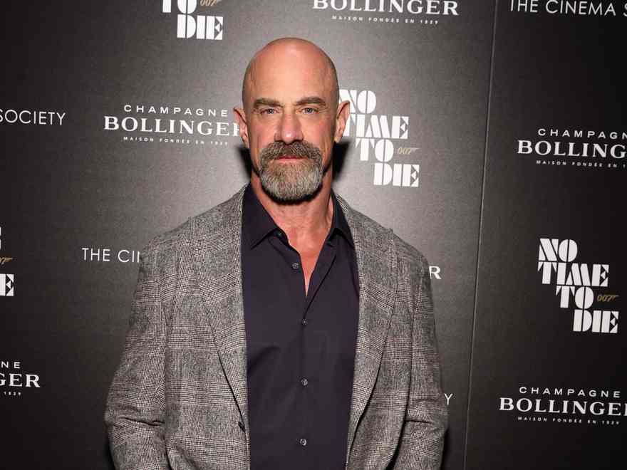 Christopher Meloni’s Chest and Legs Look Huge in New Twitter Photos