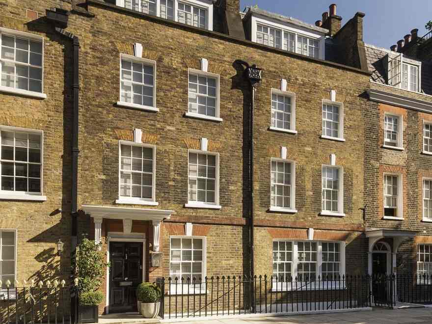 Inside the previous London residence of Jackie O&rsquo;s sister Lee Radziwill &ndash; listed for &pound;8.75 million
