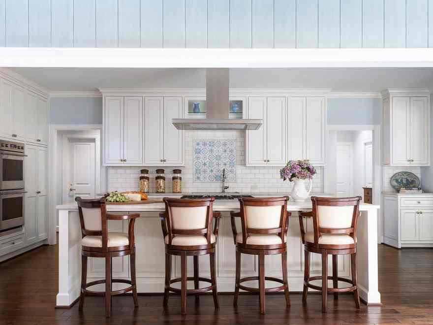 This Houston residence mixes previous and new with comfortable pastel shades for a refined look