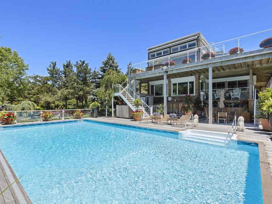 Inside a coastal-chic waterfront Long Island home owned by top Burberry exec Rose Marie Bravo