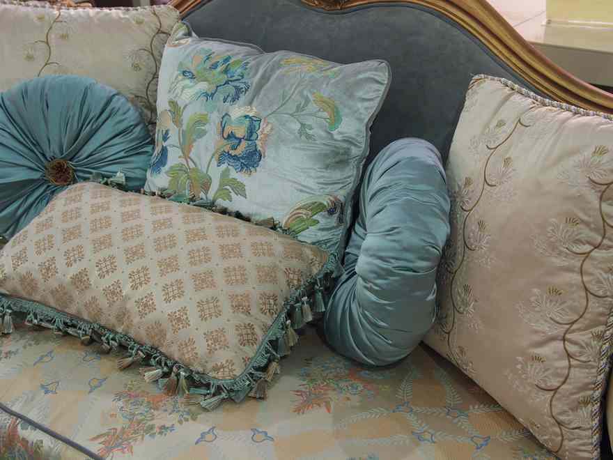 How to Decorate with Your Home with Throw Pillows